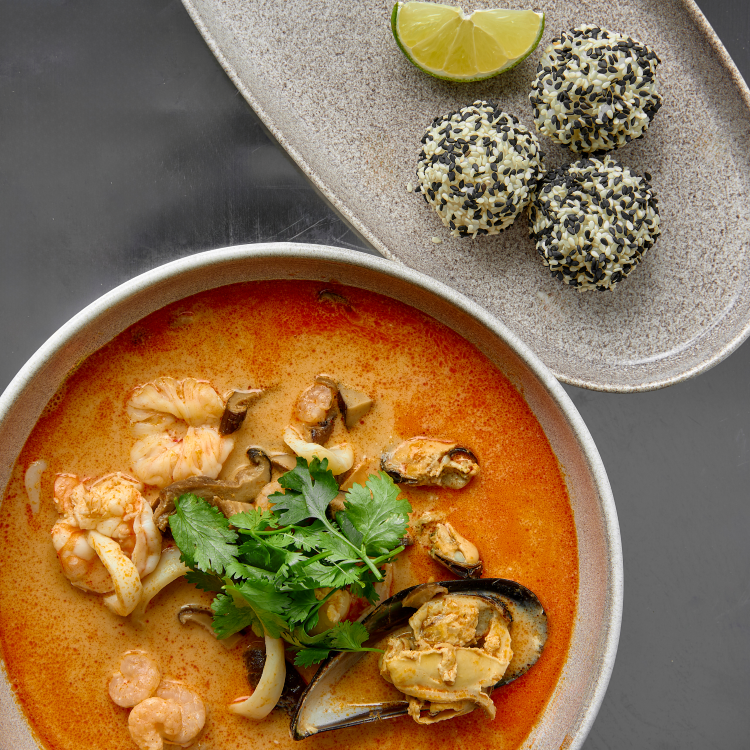 Том ям с морскими гадами