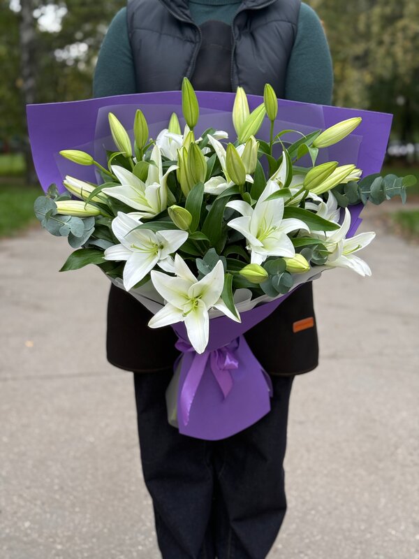 Ароматный букет из 5 белых лилий с эвкалиптом в фоамиране