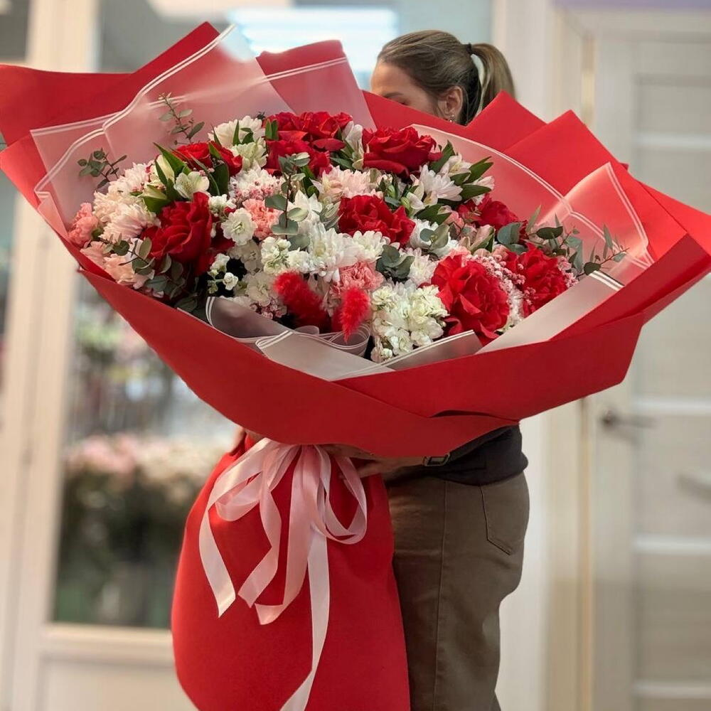 Огромный букет гигант яркий страстный французские розы эвкалипт