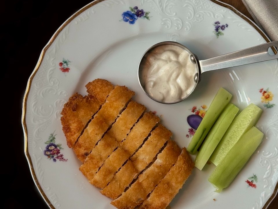 Филе цыплёнка в хрустящей панировке со свежим огурцом и йогуртом