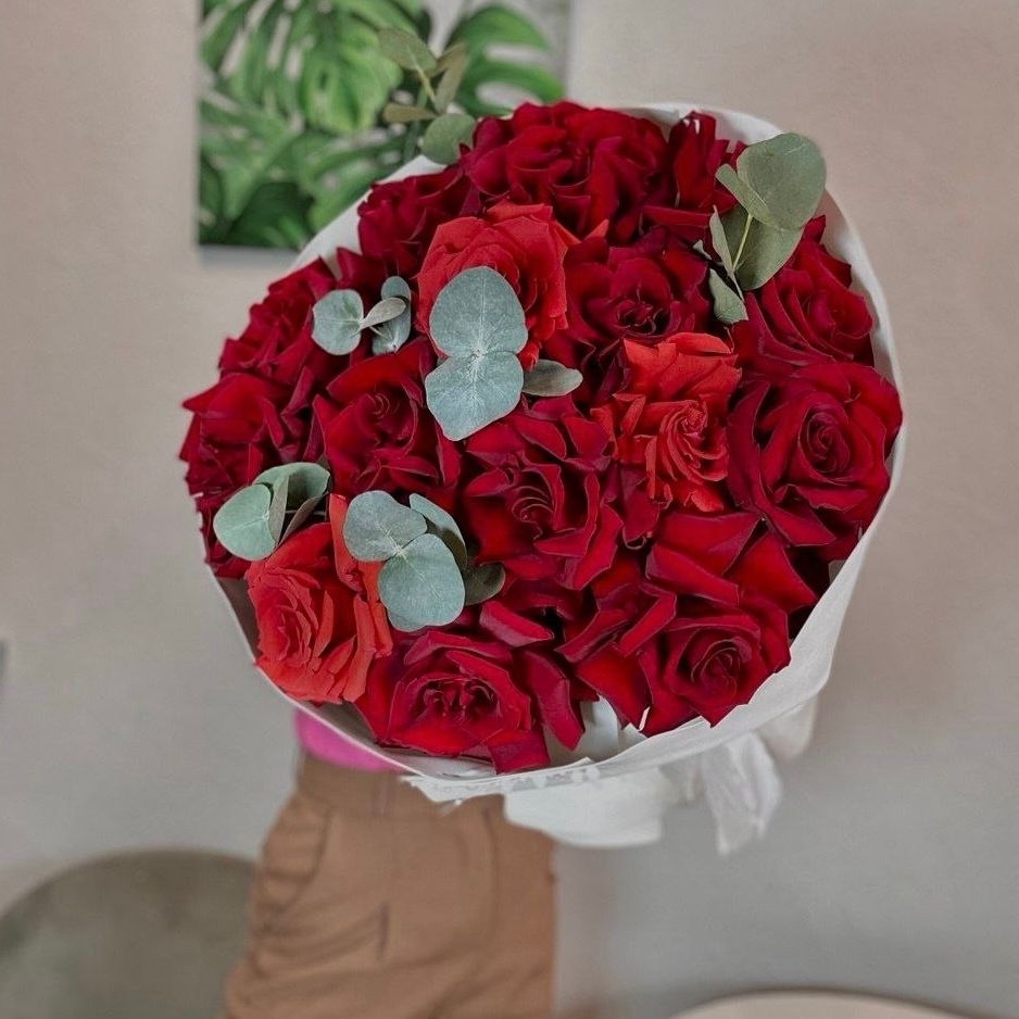Большой букет из красных, французских роз