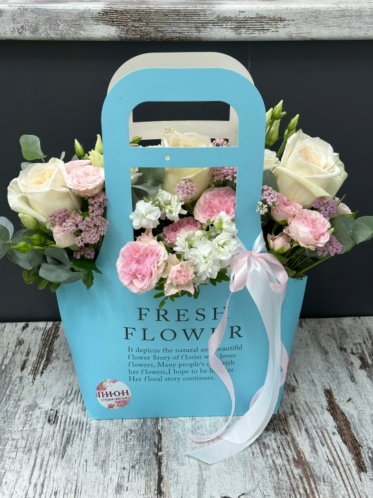 Ароматная сумочка с пионовидными розами