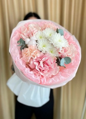 Букет из нежной французской розы с хризантемой и диантусом