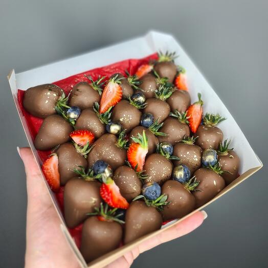 Клубника в шоколаде в стильном дизайне 