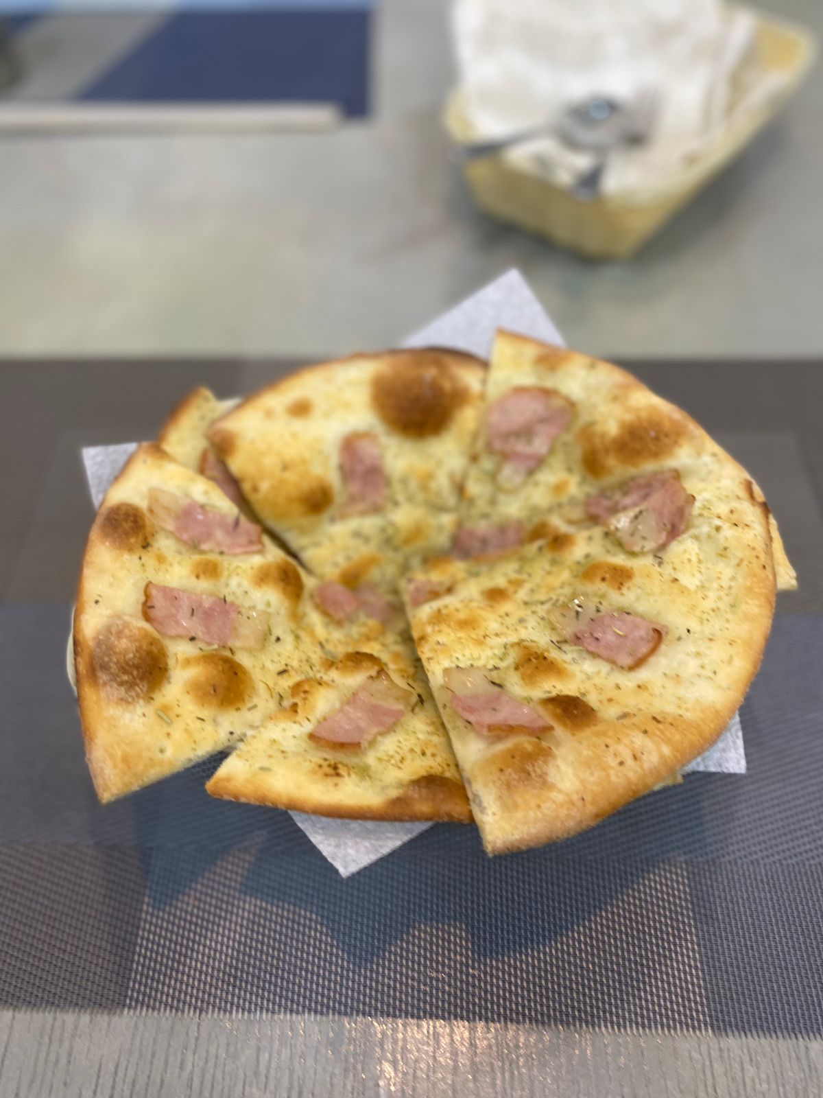 Фокачча с беконом и розмарином