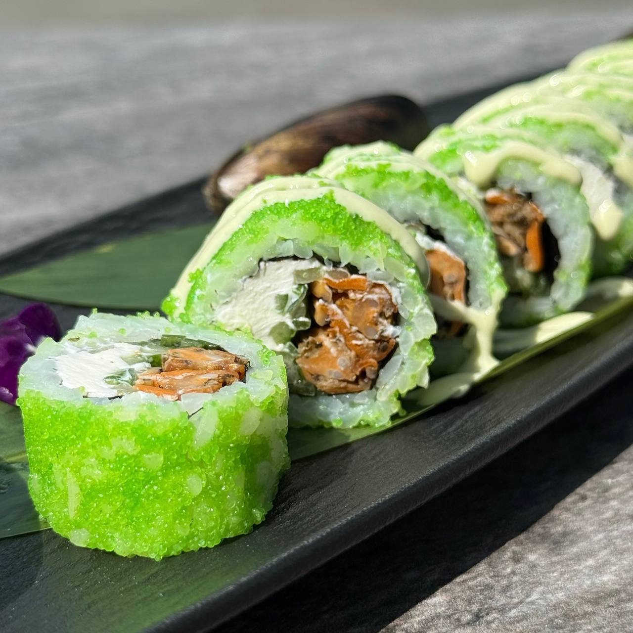 Ролл с мидиями