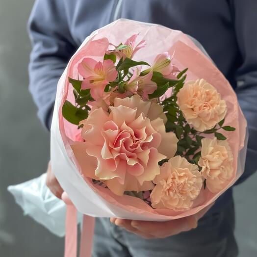 Нежный букет с французской розой диантусами и альстромерией