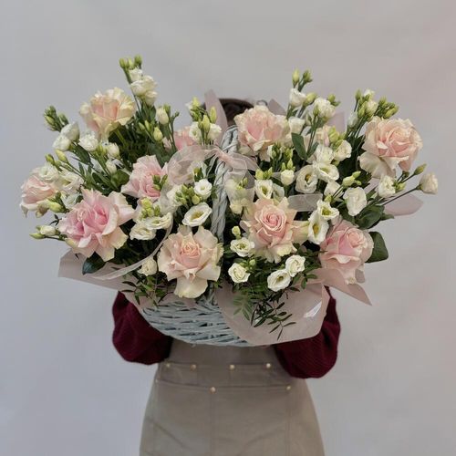 Корзина с эустомой и розами
