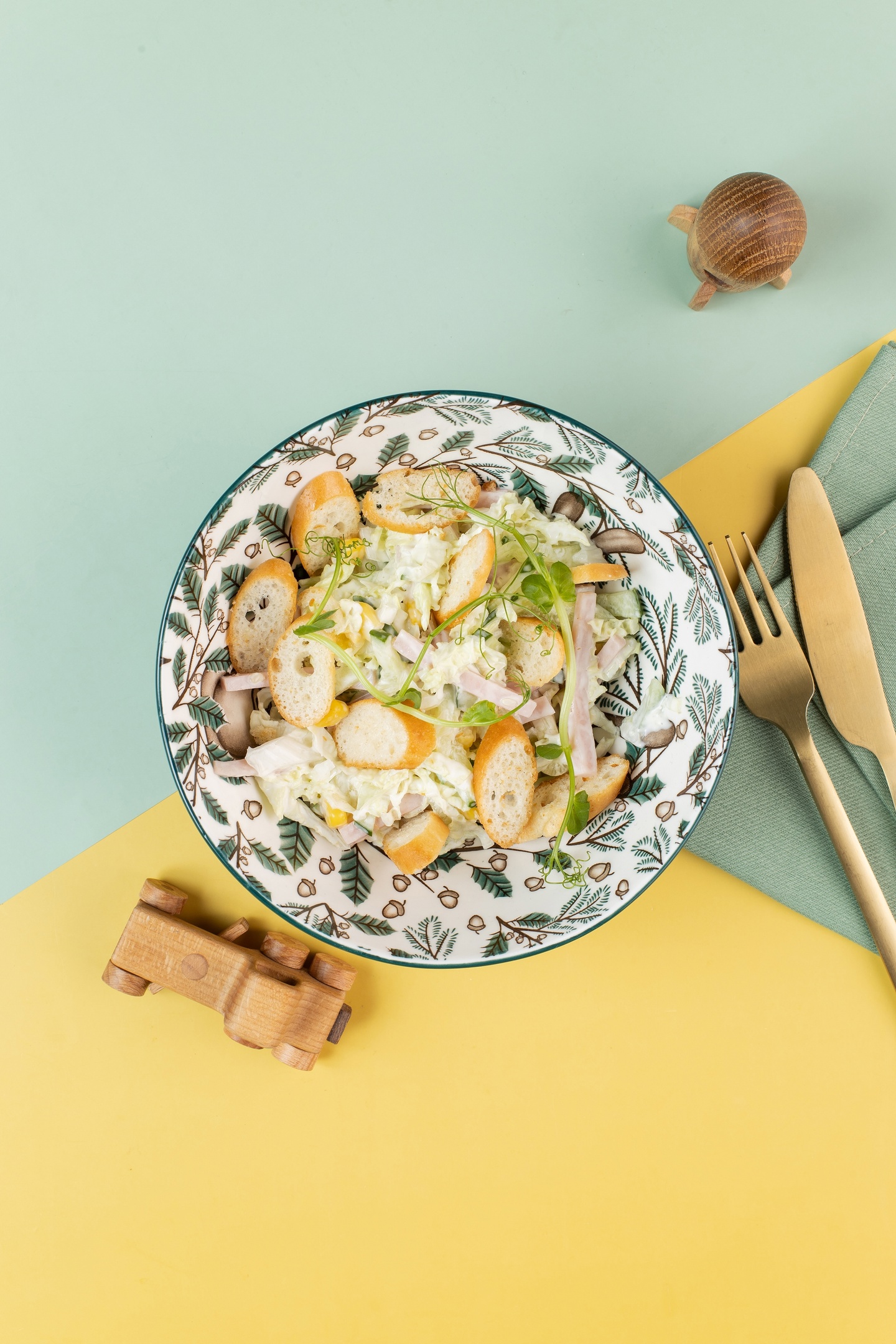 Салат с ветчиной, капустой и крутонами