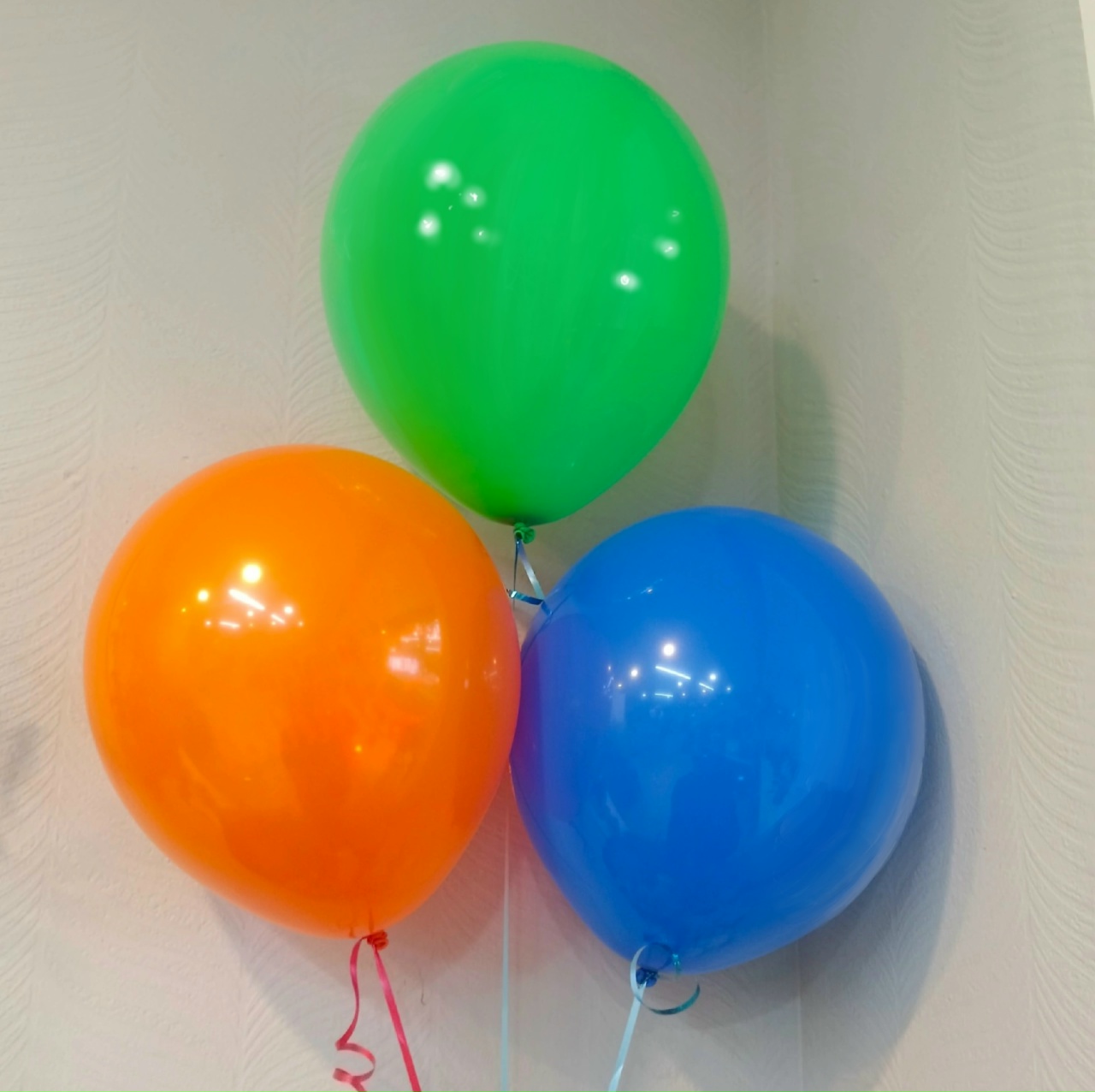 3 латексных шарика разных цветов