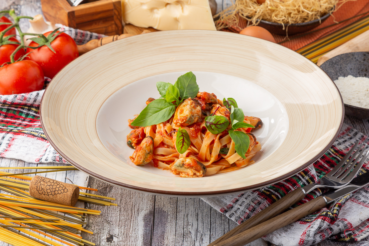 Тальятелле с мидиями и пикантным томатным соусом (не острый соус)