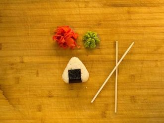 Онигири с лососем