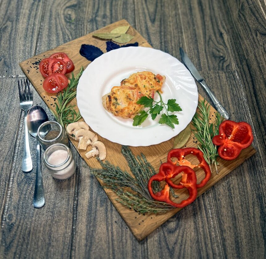 Свиная отбивная под овощами и сыром