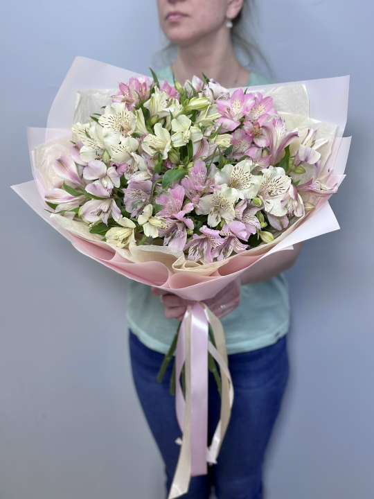 Букет из альстромерии