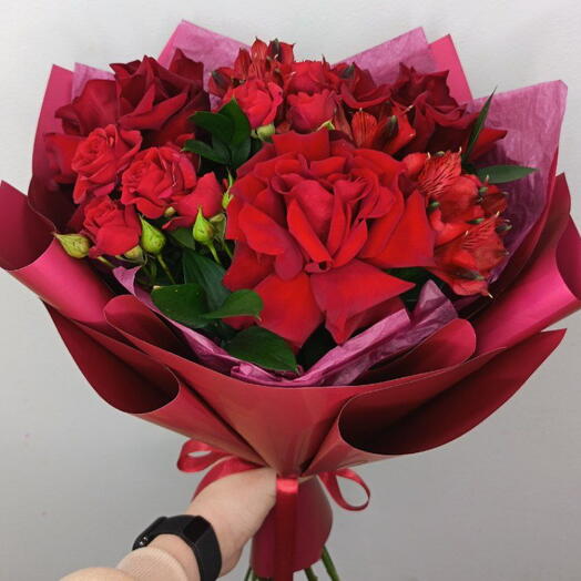 Букет с бордовой розой