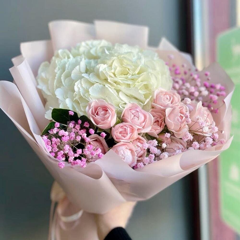 Букет из белой гортензии