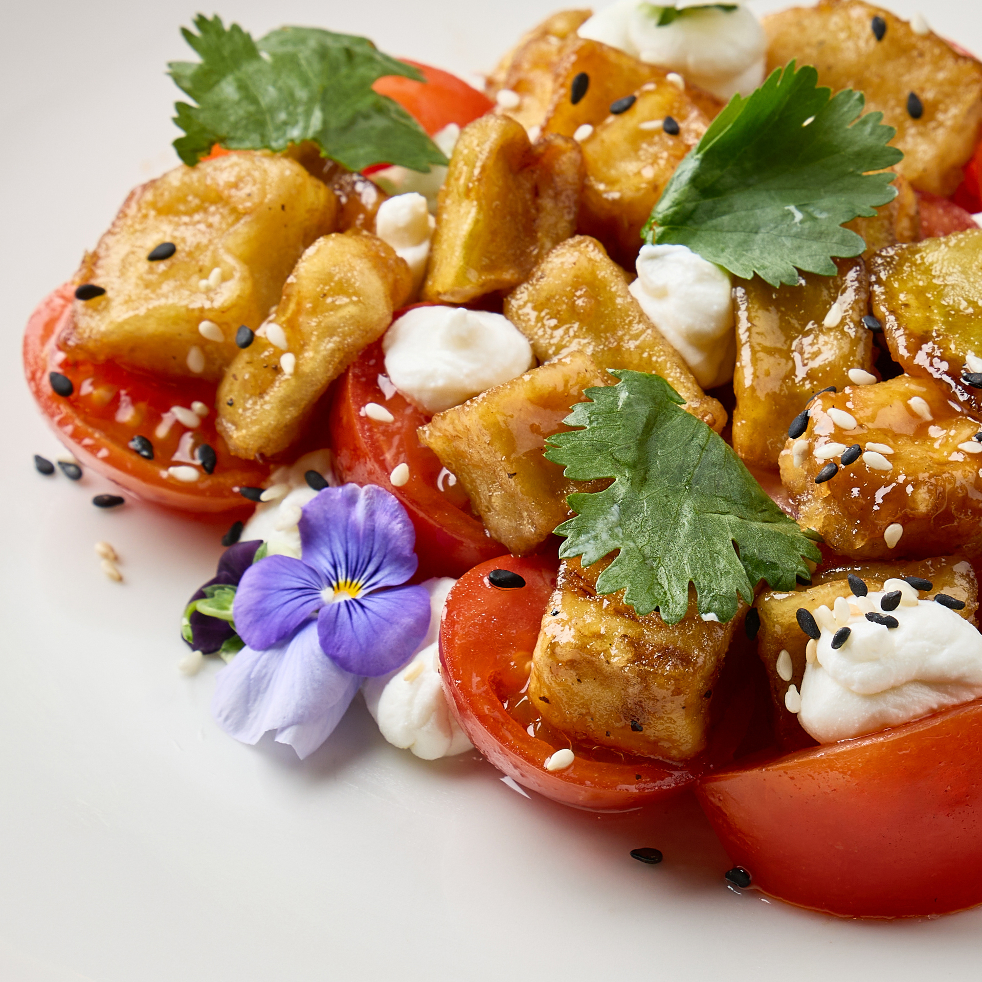 Салат с баклажанами и томатами черри