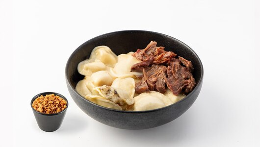 Щечки томленые с варениками с картофелем и грибами и луком фри