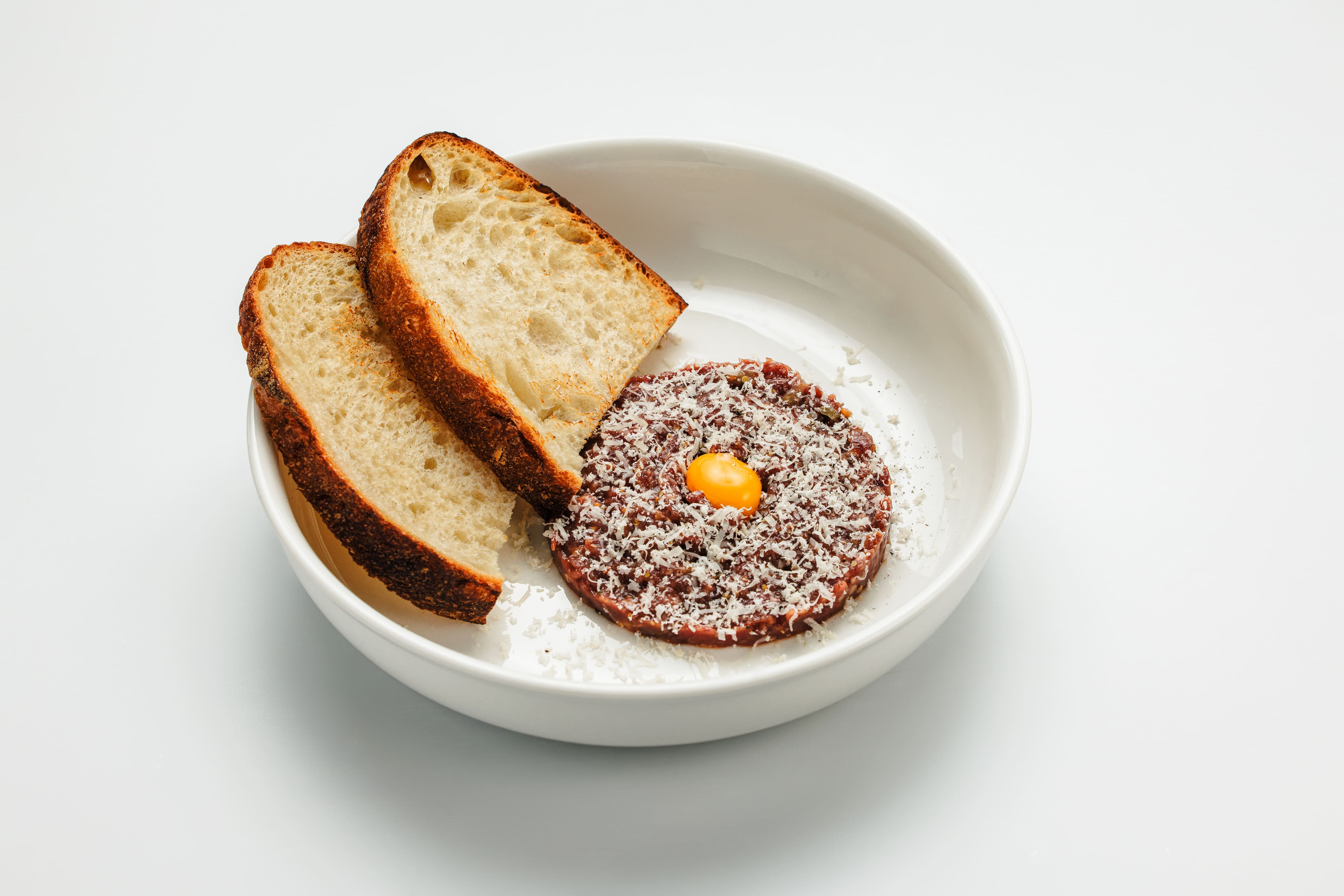 Тар-тар из говядины с пармезаном