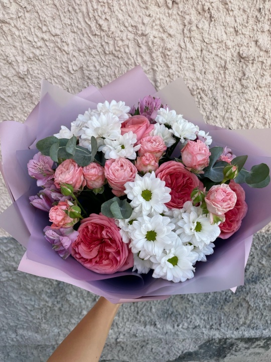 Яркий букет пионовидных одноголовых и кустовых роз, хризантем, альстромерий и эвкалипта