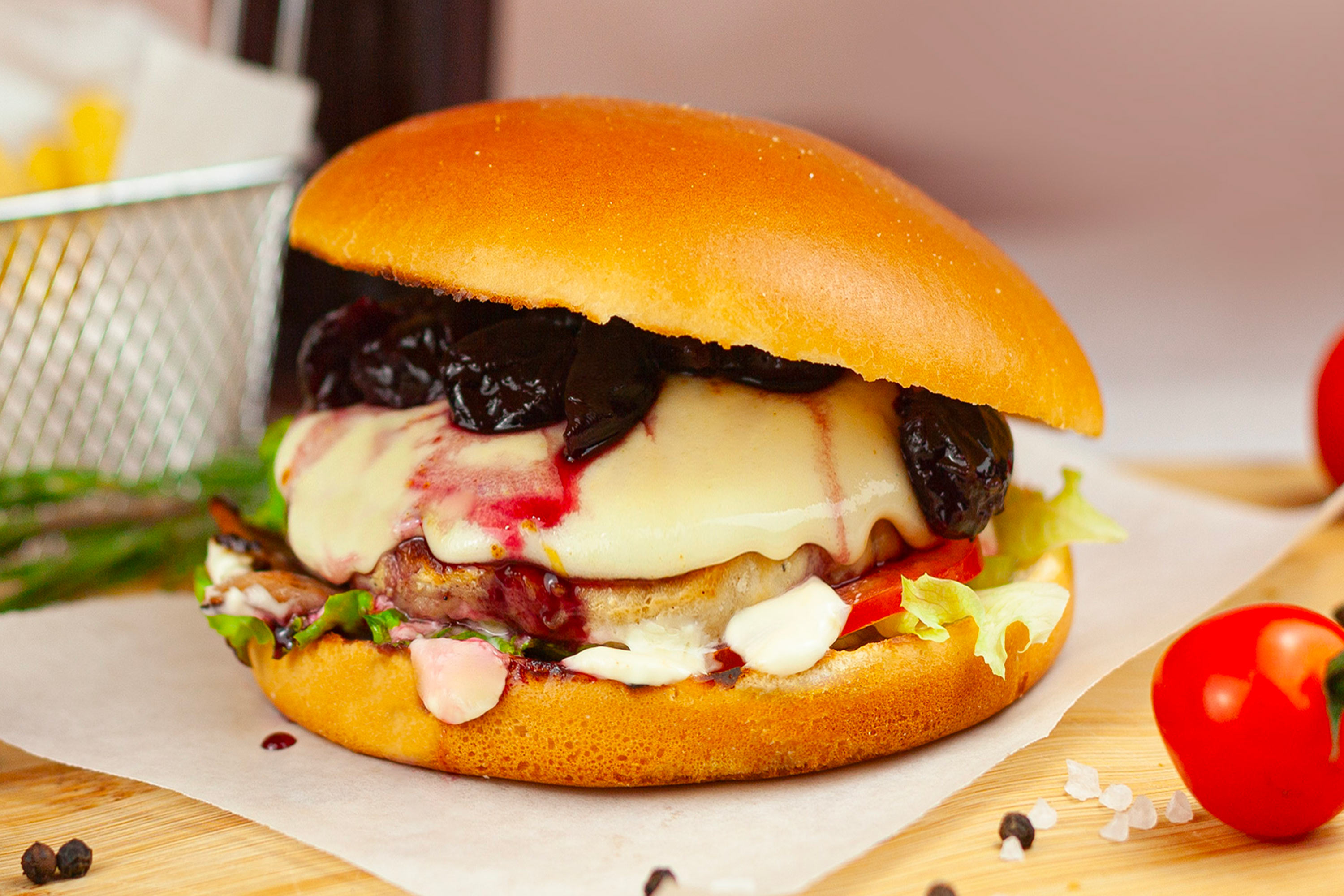 Бургер Цыпа с вишней и фри