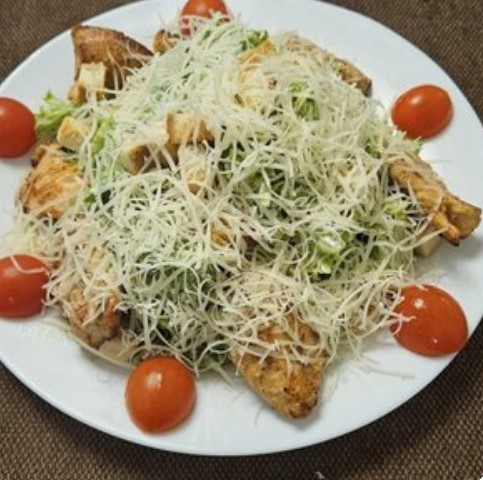 Салат Цезарь с курицей