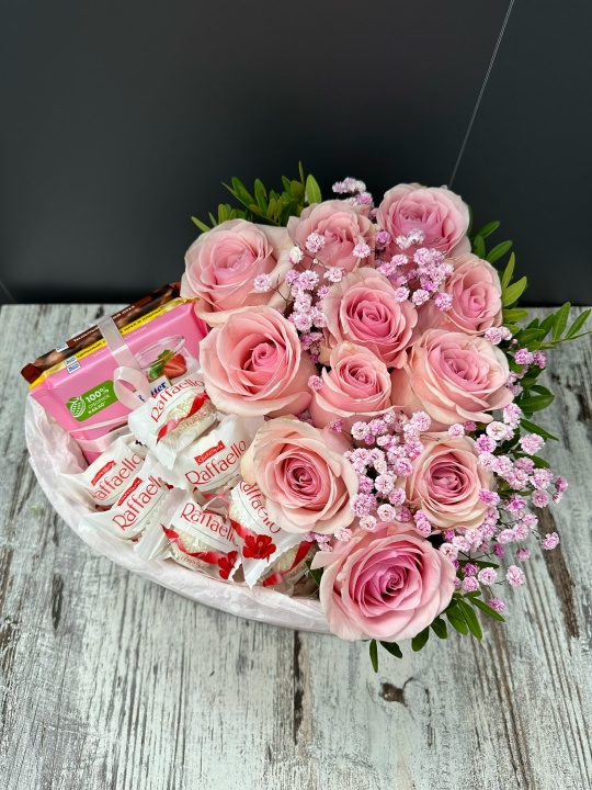 Коробочка Сердце с розами вкусным шоколадом и конфетами