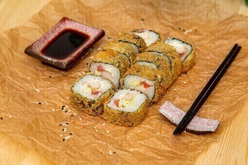 Жареный ролл с курицей, томатом и пекинк