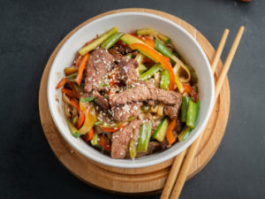 ВОК с пшеничной лапшой и говядиной