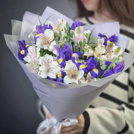 Воздушная альстромерия с ирисами 