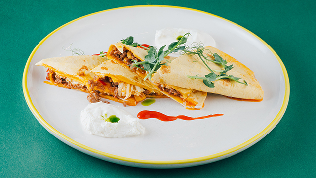 Кесадилья с мясным фаршем и овощами