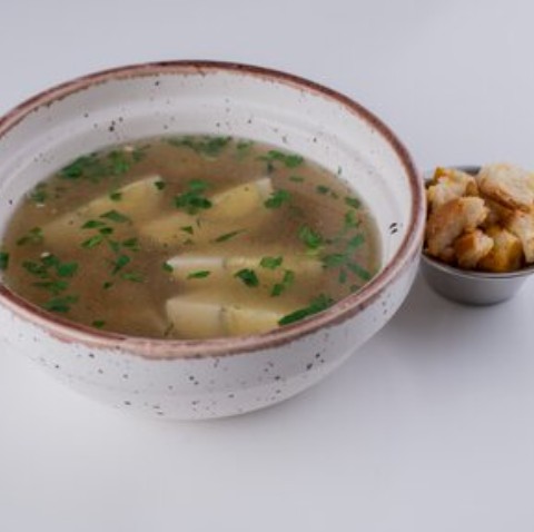 Бульон куриный с яйцом, домашней лапшой и сухариками