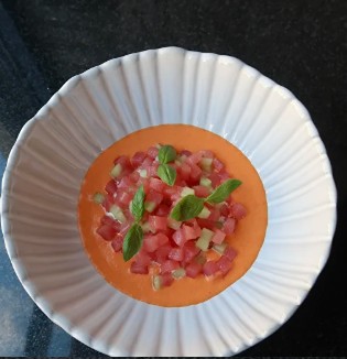 Тартар из тунца со страчателлой и соусом сладкий перец