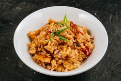 Жареный рис с курицей и овощами