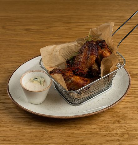 Куриные крылья с соусом «дор блю»