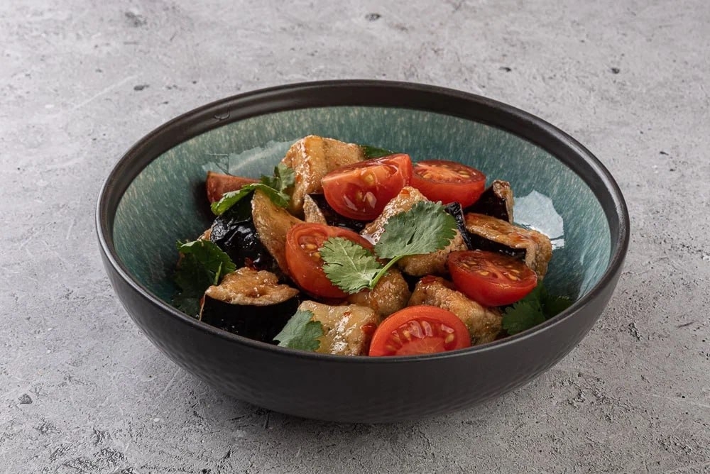 Теплый салат с баклажанами в соусе тайский чили