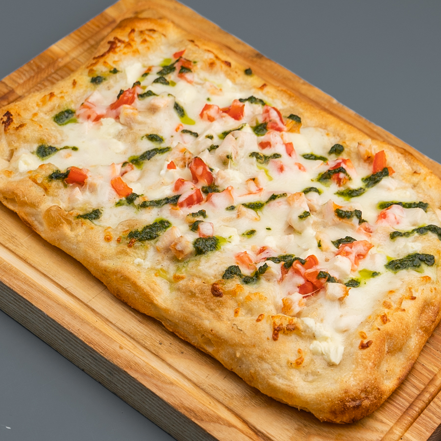 Римская пицца с цыпленком и соусом песто