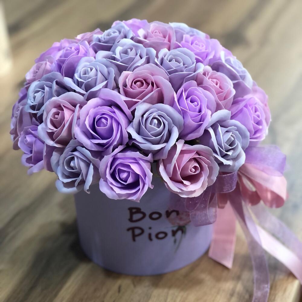 2 Композиция из мыльных роз в лавандовом цвете