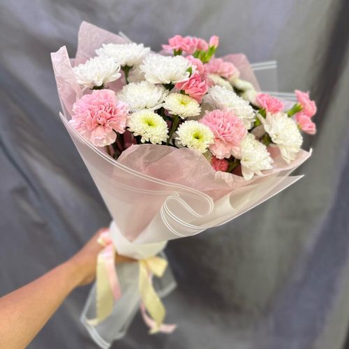 Букет цветов: белые хризантемы, розовые диантусы(б1777)