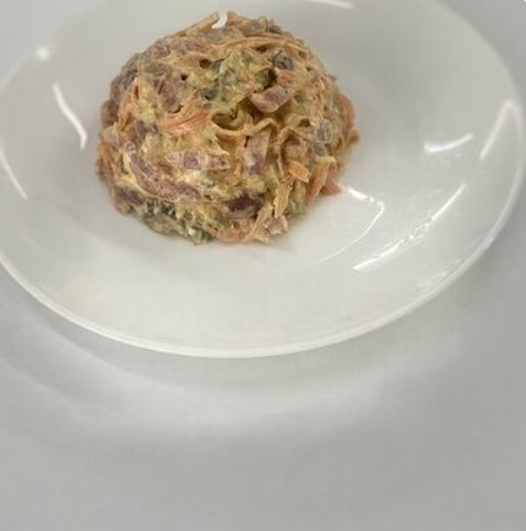 Салат с фасолью и колбасой