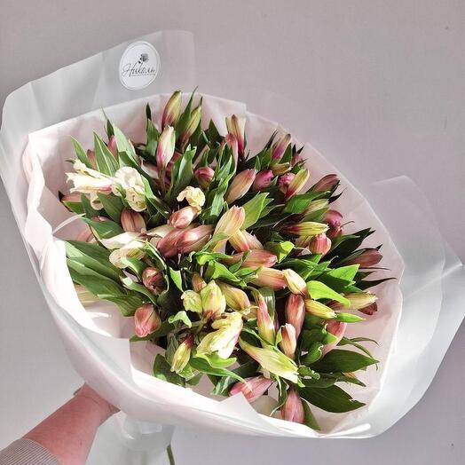 Букет «Ягодная корзина» из стойких альстромерий