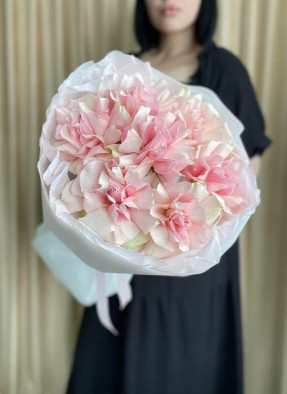 Букет из 7 французских роз в нежной упаковке