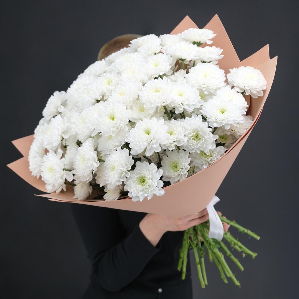 Объемный букет из 15 кустовых хризантем