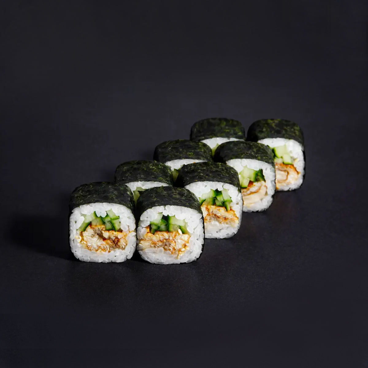 Ролл с угрем и огурцом