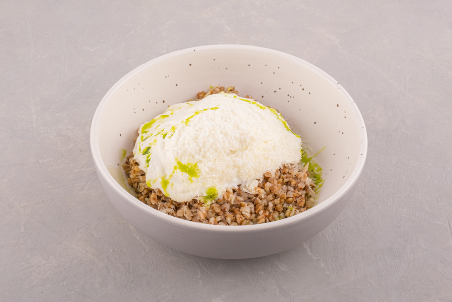 Греча с яйцом пашот и пармезаном