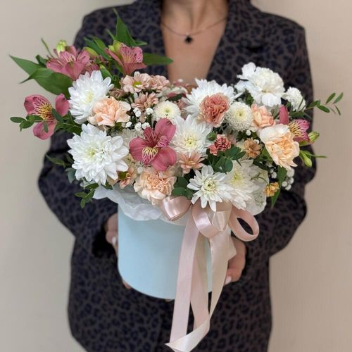 Цветы в коробке с альстрамерий