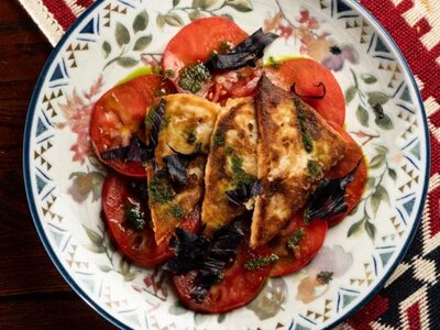 Салат из томатов с жареным сыром и грузинским песто