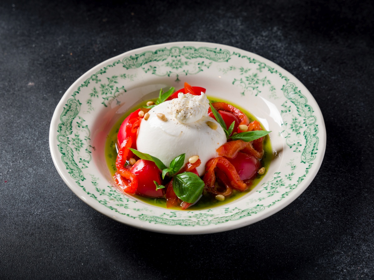 Буррата с печеным болгарским перцем