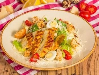 Салат Цезарь с цыплёнком-гриль