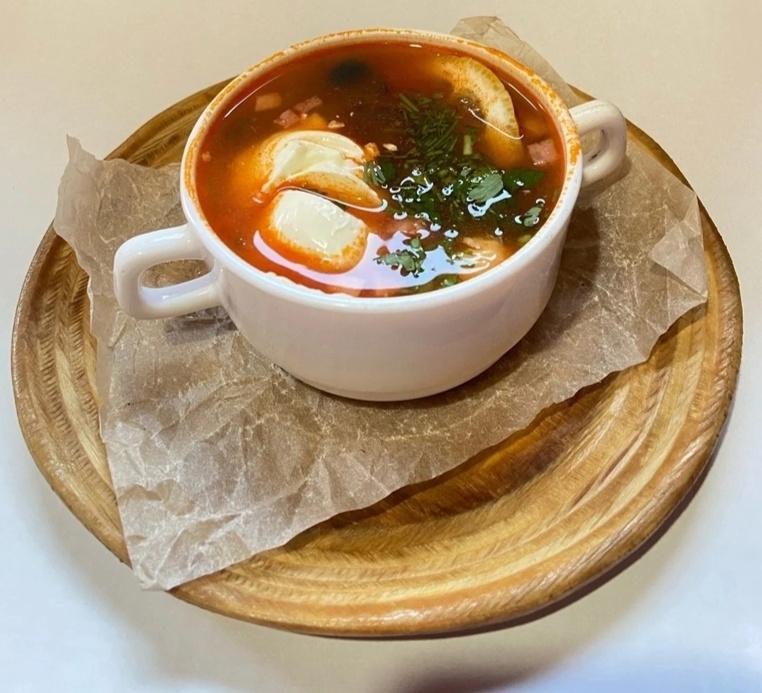 Солянка мясная сборная со сметаной
